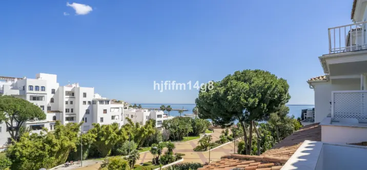 Sale of middle floor apartment in Puerto Banús 0