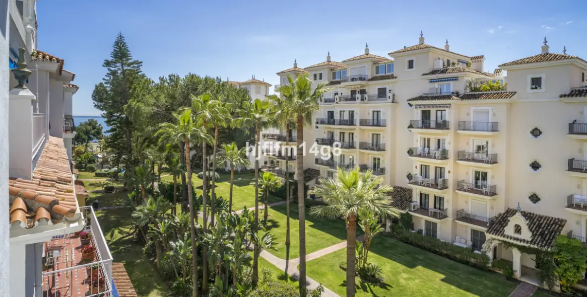 Sale of middle floor apartment in Puerto Banús 3