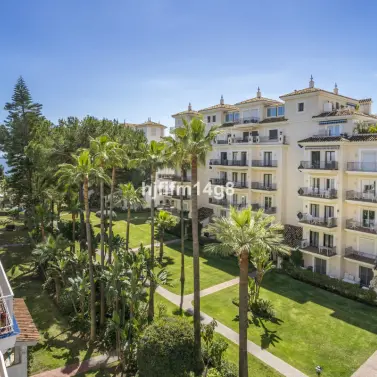 Sale of middle floor apartment in Puerto Banús