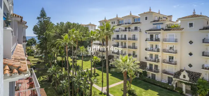 Sale of middle floor apartment in Puerto Banús 2