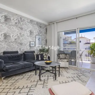Sale of middle floor apartment in Puerto Banús