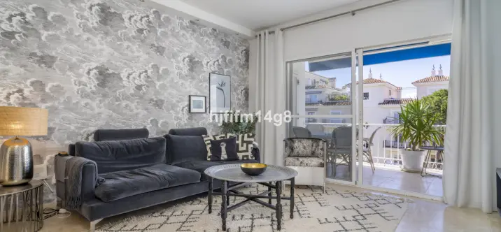 Sale of middle floor apartment in Puerto Banús 4