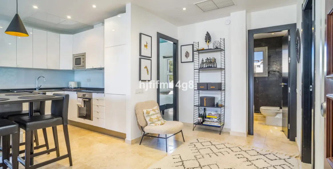 Sale of middle floor apartment in Puerto Banús 10