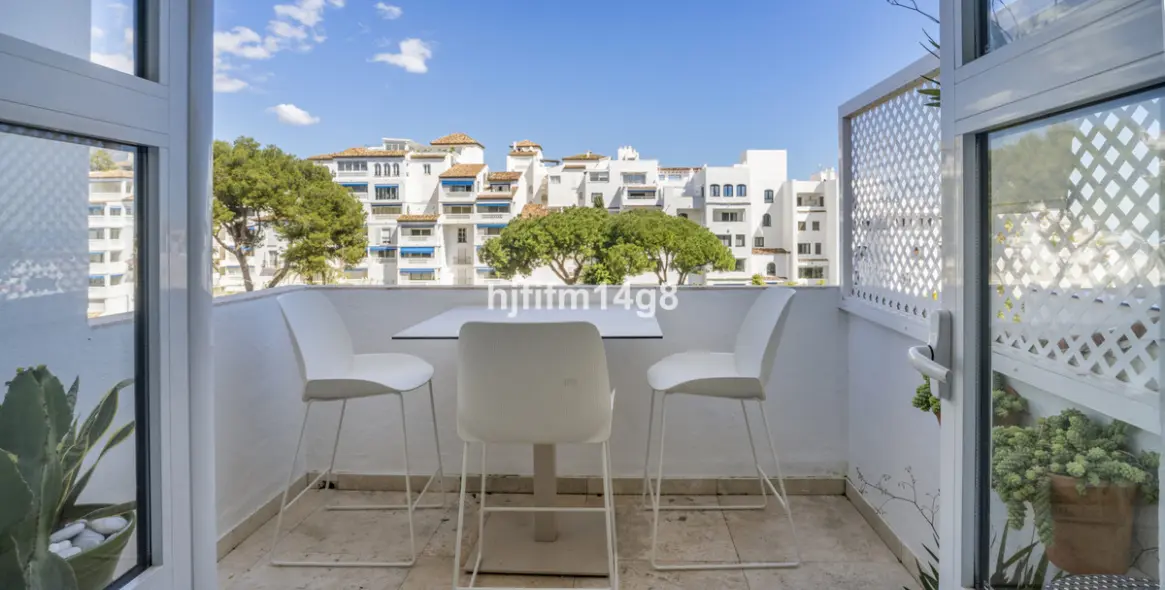 Sale of middle floor apartment in Puerto Banús 14