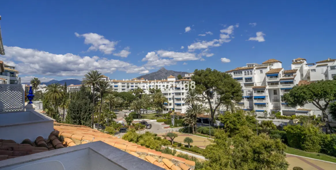 Sale of middle floor apartment in Puerto Banús 17