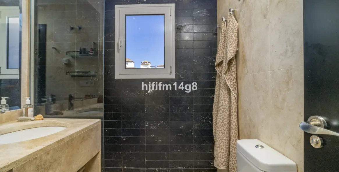 Sale of middle floor apartment in Puerto Banús 21