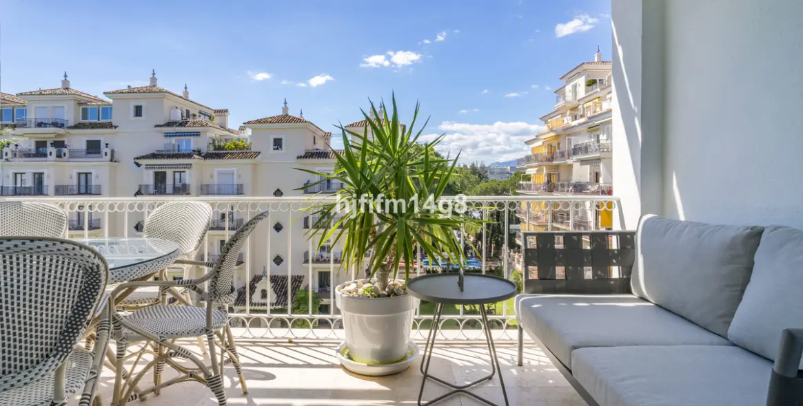 Sale of middle floor apartment in Puerto Banús 22