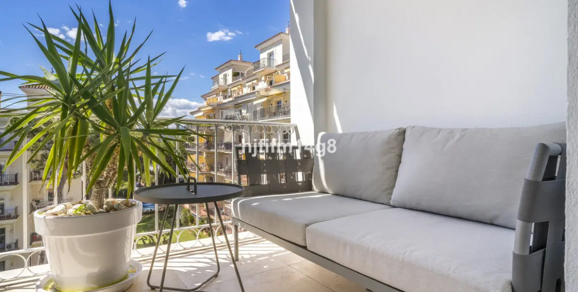 Sale of middle floor apartment in Puerto Banús 23