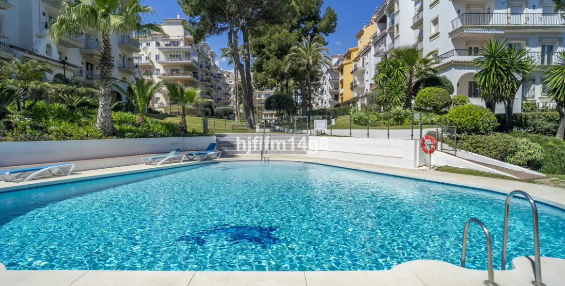 Sale of middle floor apartment in Puerto Banús 24