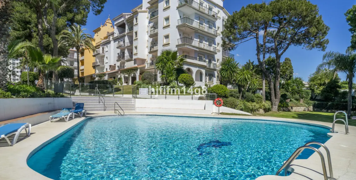 Sale of middle floor apartment in Puerto Banús 25