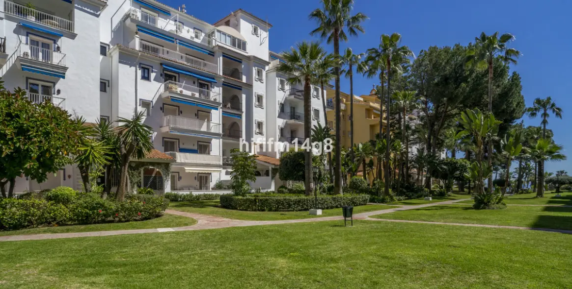 Sale of middle floor apartment in Puerto Banús 26