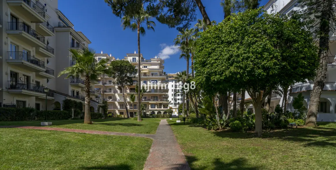 Sale of middle floor apartment in Puerto Banús 27