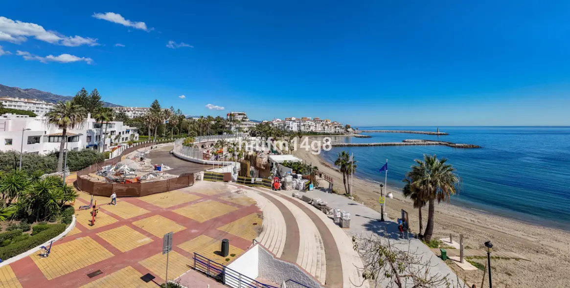Sale of middle floor apartment in Puerto Banús 28