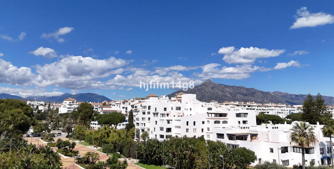 Sale of middle floor apartment in Puerto Banús 29