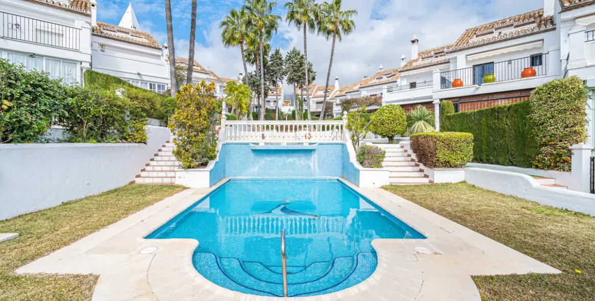 Sale of townhouse in The Golden Mile 1