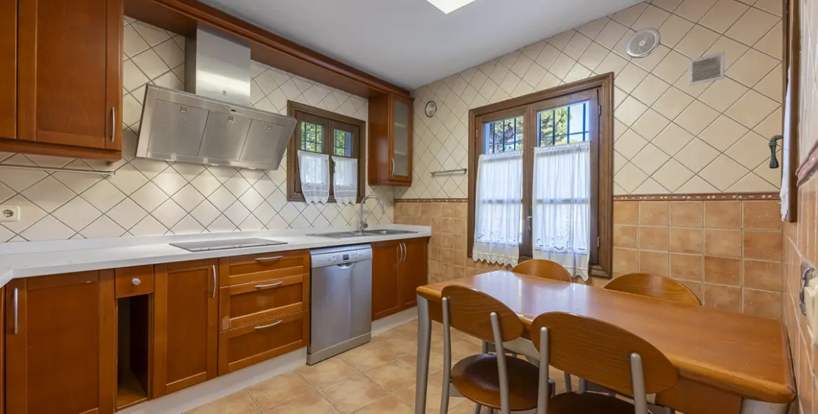 Sale of townhouse in The Golden Mile 12