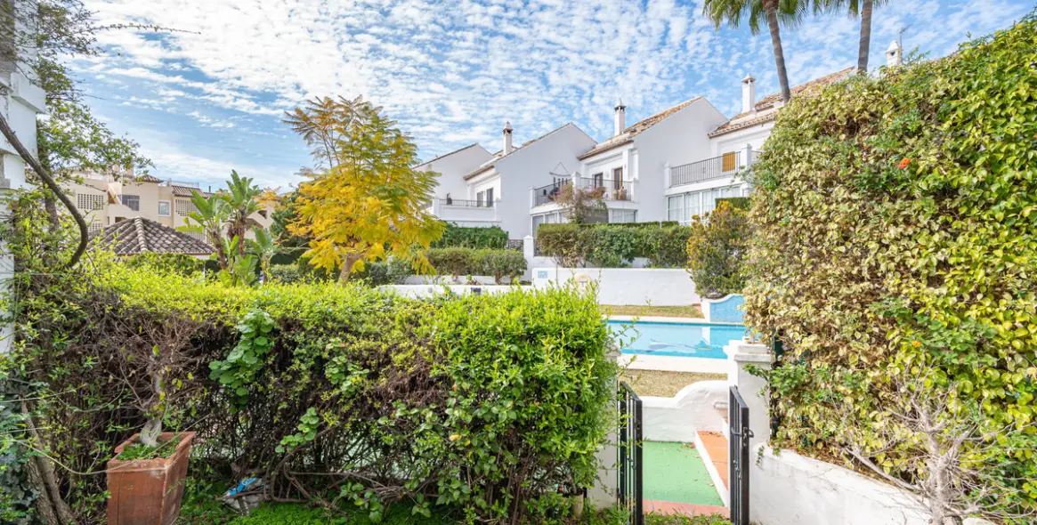 Sale of townhouse in The Golden Mile 14