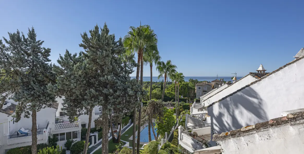 Sale of townhouse in The Golden Mile 16