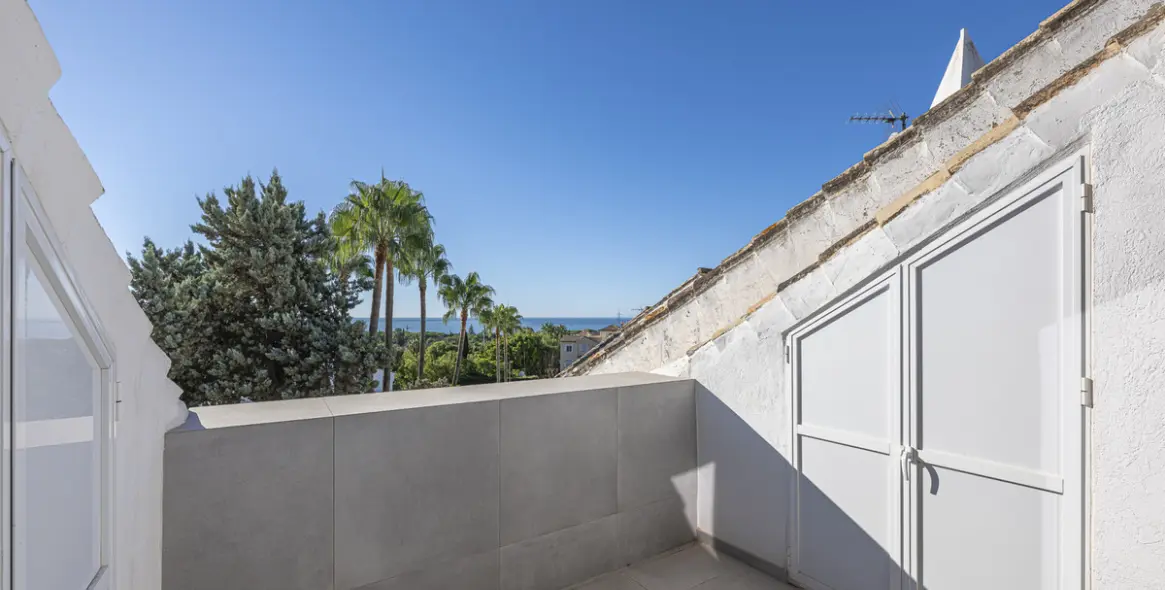 Sale of townhouse in The Golden Mile 18