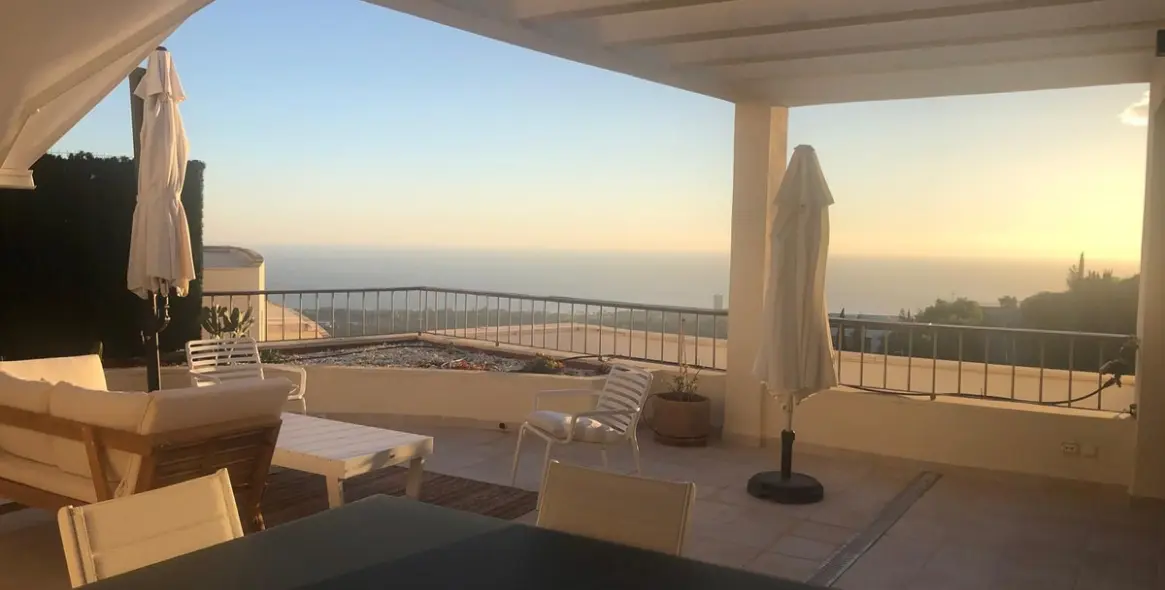 Продажа двухуровневого пентхауса в Altos de los Monteros 1