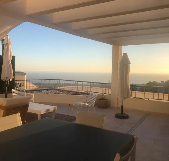 Продажа двухуровневого пентхауса в Altos de los Monteros