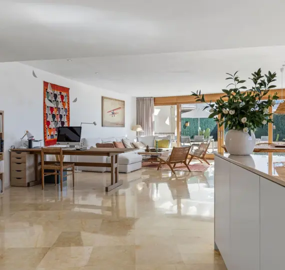 Продажа двухуровневого пентхауса в Altos de los Monteros