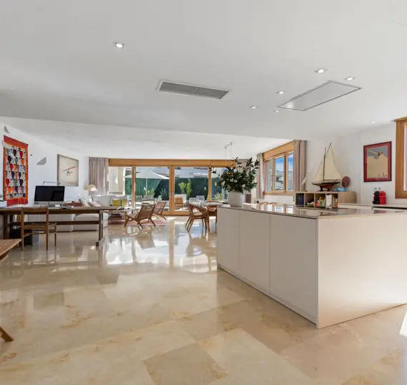 Продажа двухуровневого пентхауса в Altos de los Monteros