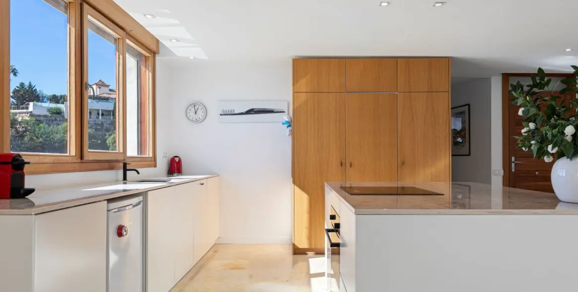 Продажа двухуровневого пентхауса в Altos de los Monteros 8