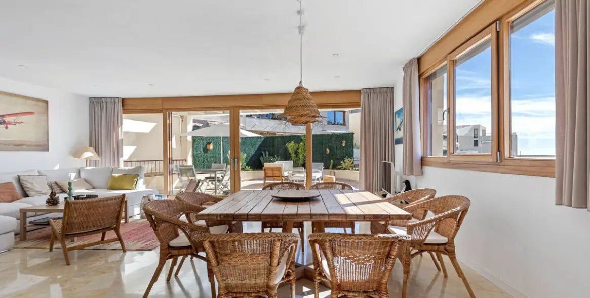 Продажа двухуровневого пентхауса в Altos de los Monteros 10