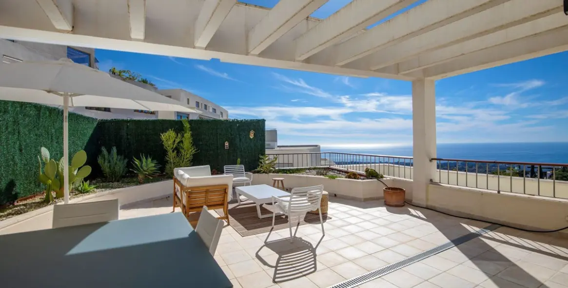 Продажа двухуровневого пентхауса в Altos de los Monteros 15