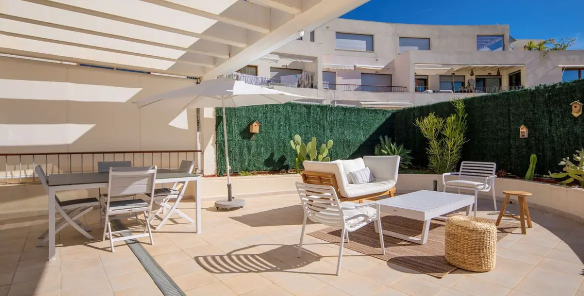 Продажа двухуровневого пентхауса в Altos de los Monteros 17