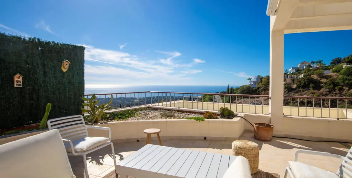 Продажа двухуровневого пентхауса в Altos de los Monteros 18