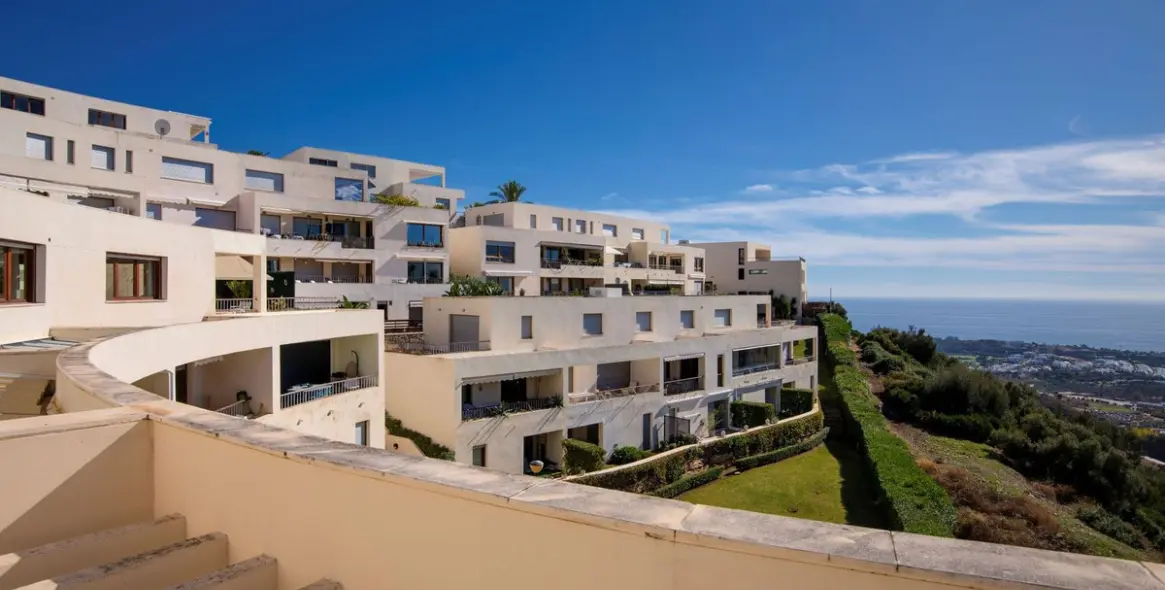 Продажа двухуровневого пентхауса в Altos de los Monteros 19