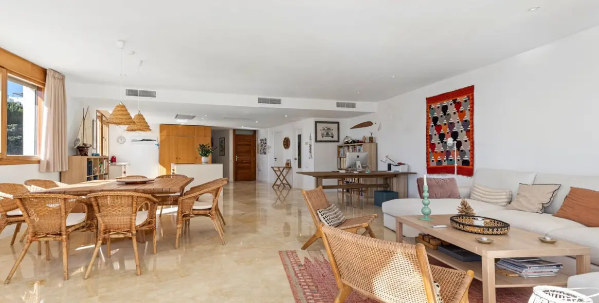 Продажа двухуровневого пентхауса в Altos de los Monteros 20