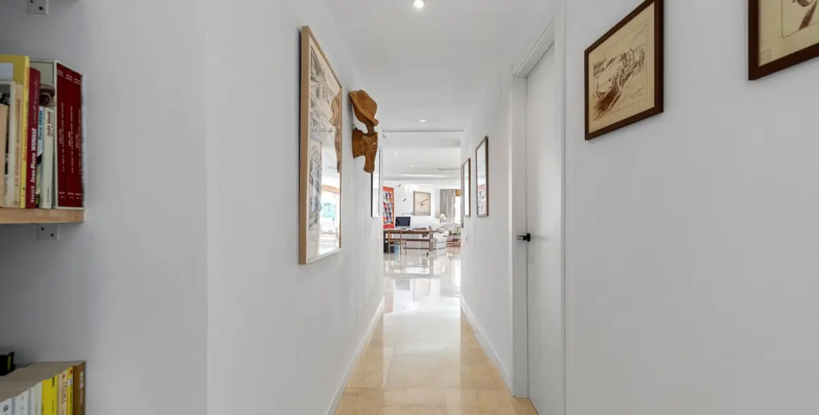 Продажа двухуровневого пентхауса в Altos de los Monteros 22