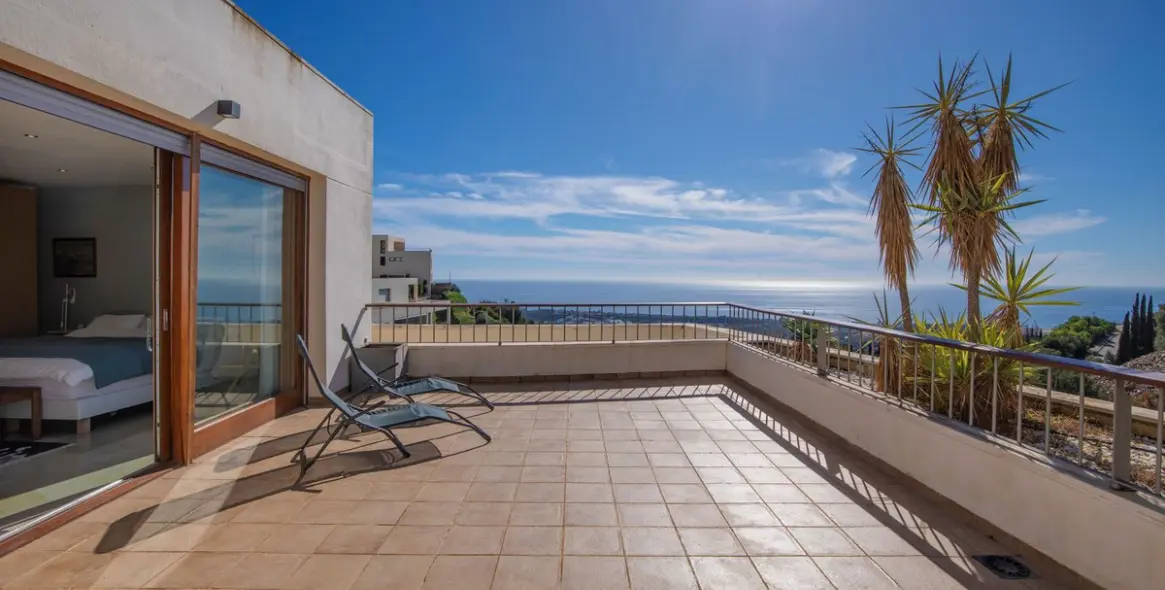 Продажа двухуровневого пентхауса в Altos de los Monteros 24