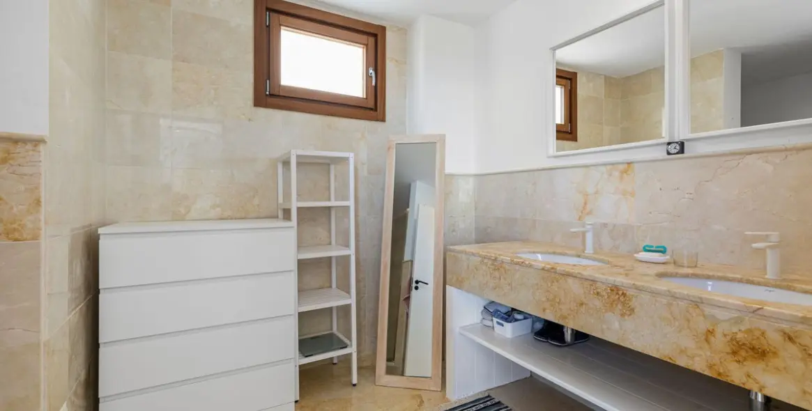 Продажа двухуровневого пентхауса в Altos de los Monteros 25