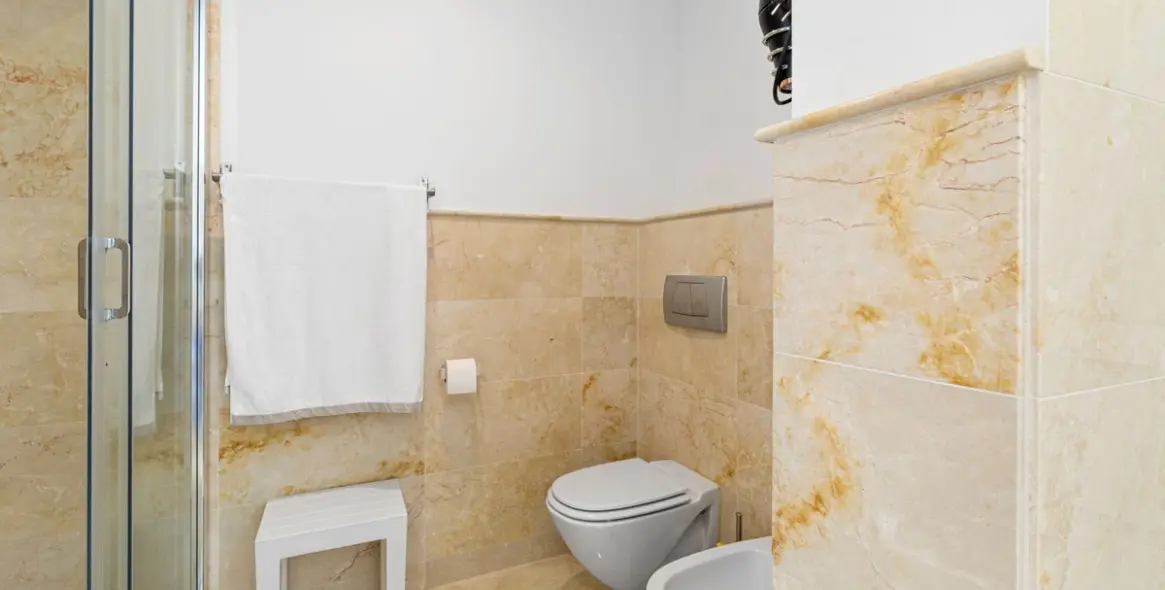 Продажа двухуровневого пентхауса в Altos de los Monteros 26