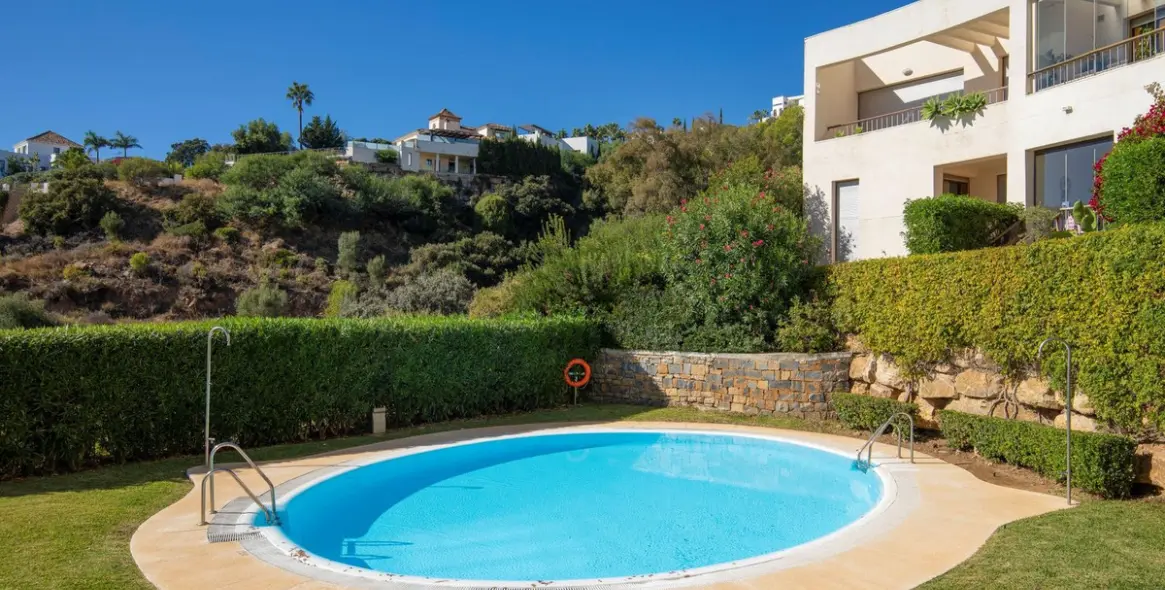 Продажа двухуровневого пентхауса в Altos de los Monteros 32