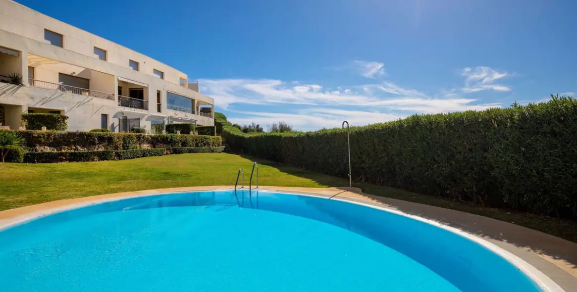 Продажа двухуровневого пентхауса в Altos de los Monteros 33