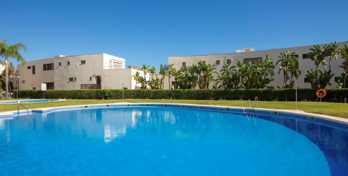 Продажа двухуровневого пентхауса в Altos de los Monteros 34