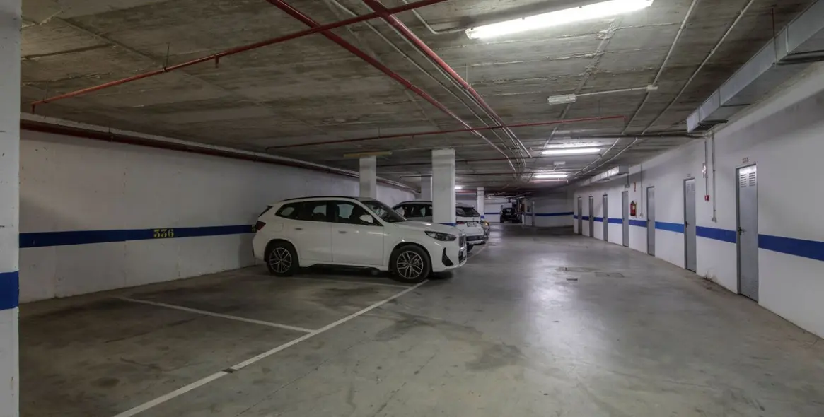 Продажа двухуровневого пентхауса в Altos de los Monteros 35