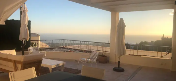 Продажа двухуровневого пентхауса в Altos de los Monteros 1