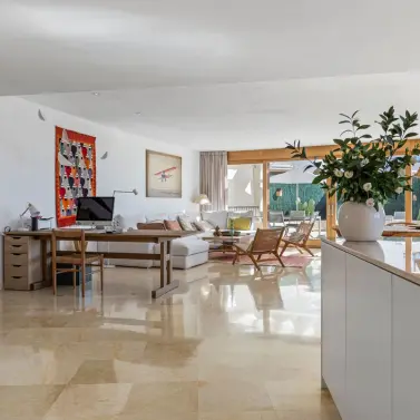 Продажа двухуровневого пентхауса в Altos de los Monteros