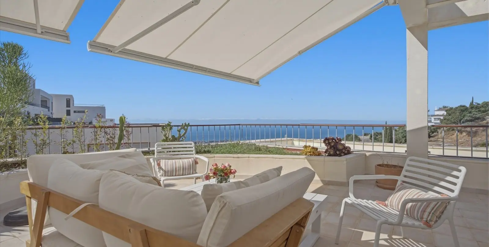 Продажа двухуровневого пентхауса в Altos de los Monteros 1