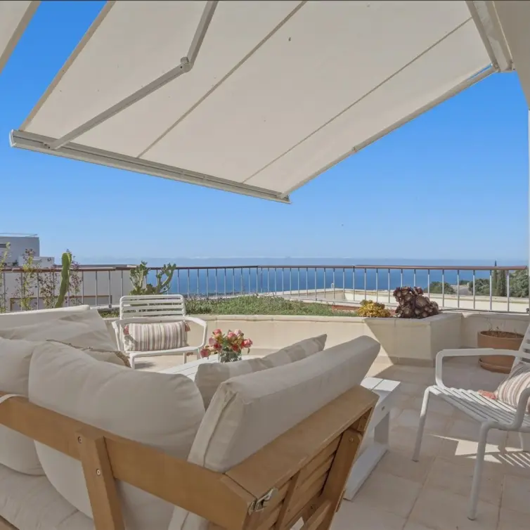Продажа двухуровневого пентхауса в Altos de los Monteros