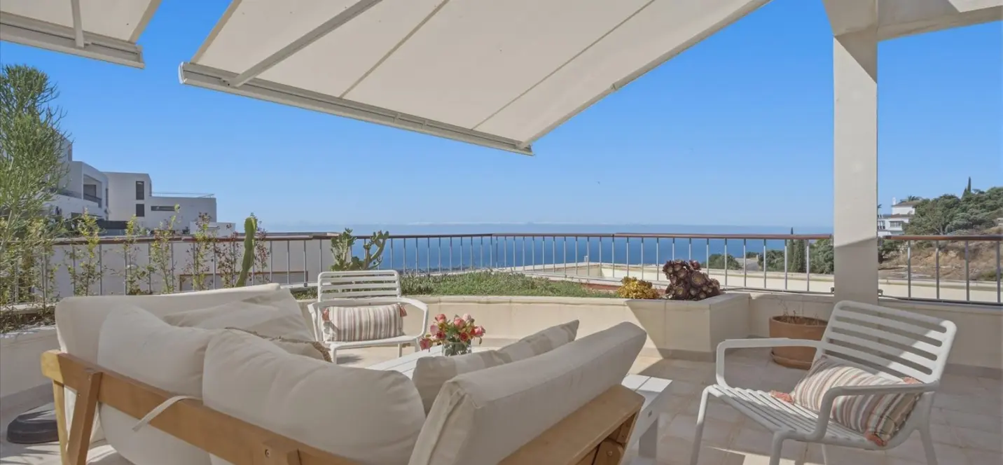 Продажа двухуровневого пентхауса в Altos de los Monteros 0