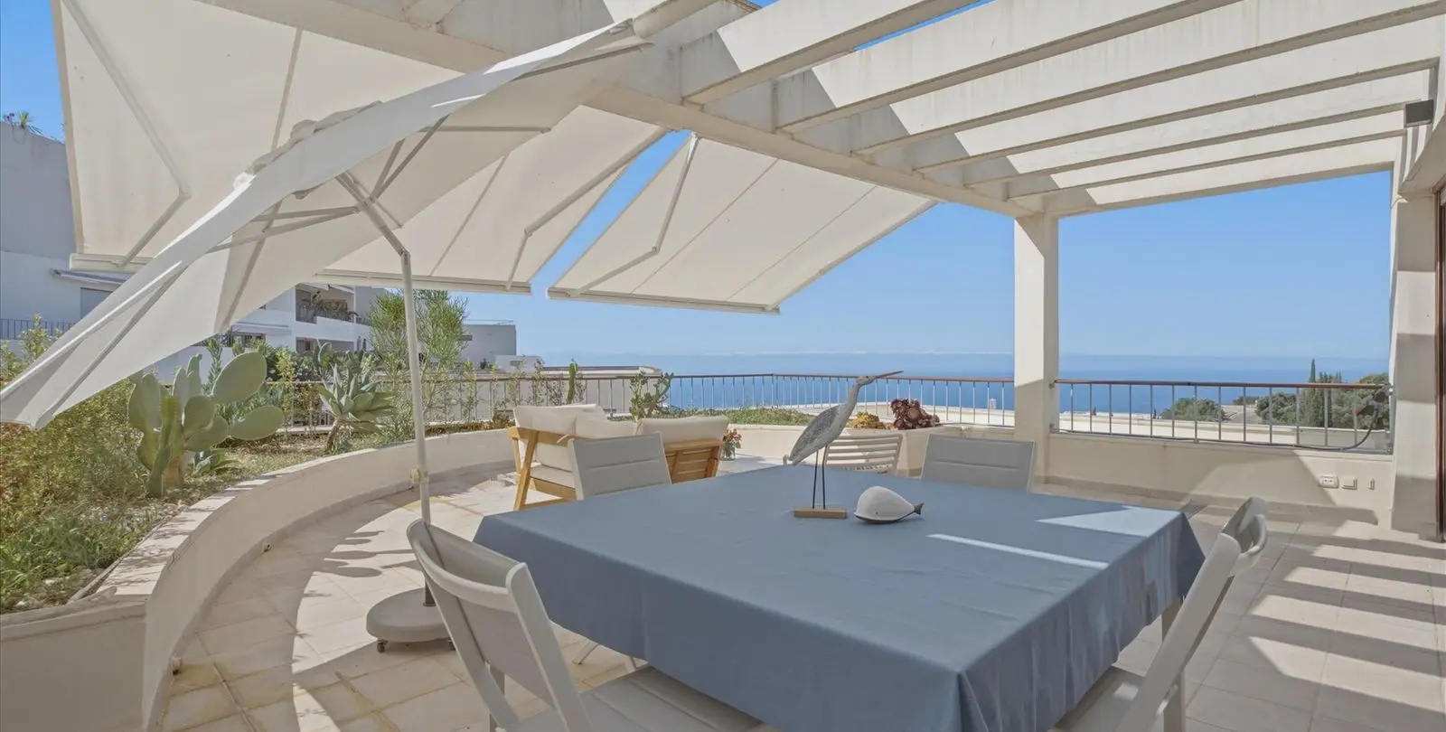 Продажа двухуровневого пентхауса в Altos de los Monteros 4