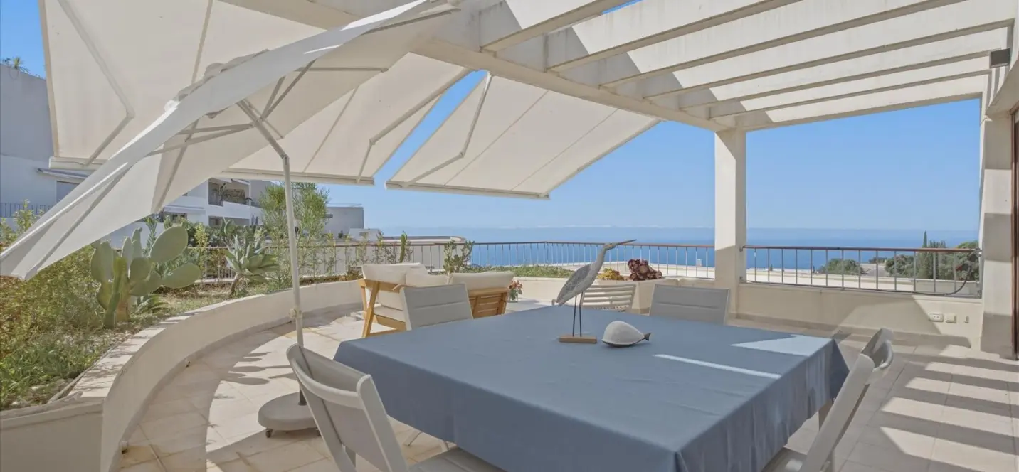 Продажа двухуровневого пентхауса в Altos de los Monteros 3