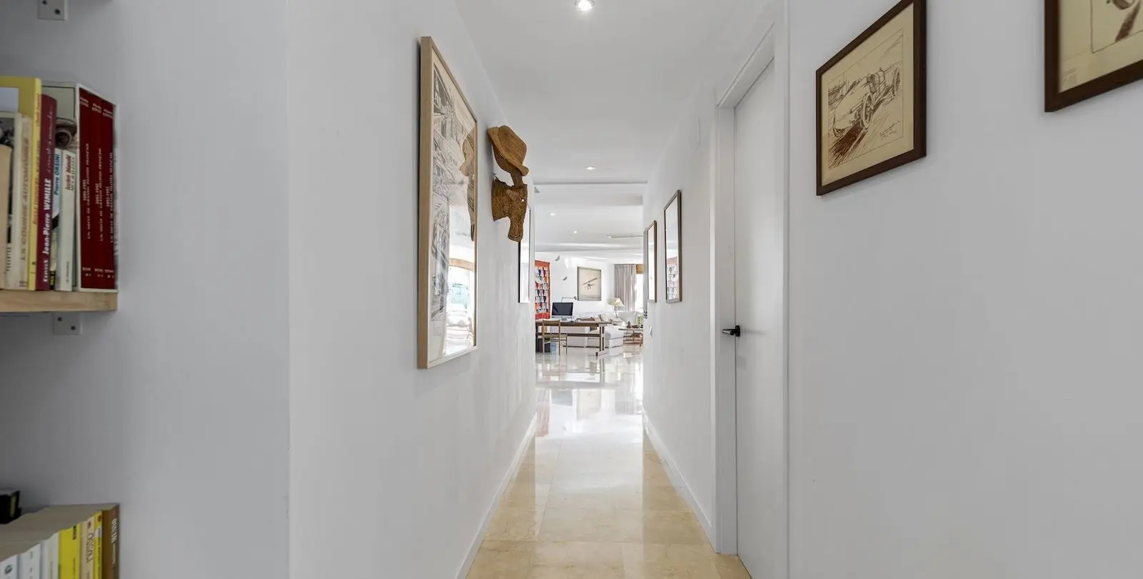 Продажа двухуровневого пентхауса в Altos de los Monteros 18